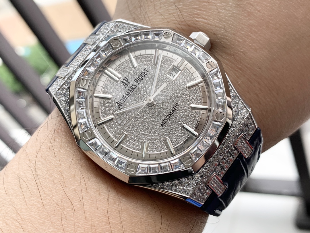 Audemars Piguet Royal Oak series 15402OR.ZZ.D003CR.01 Gypsophila watch