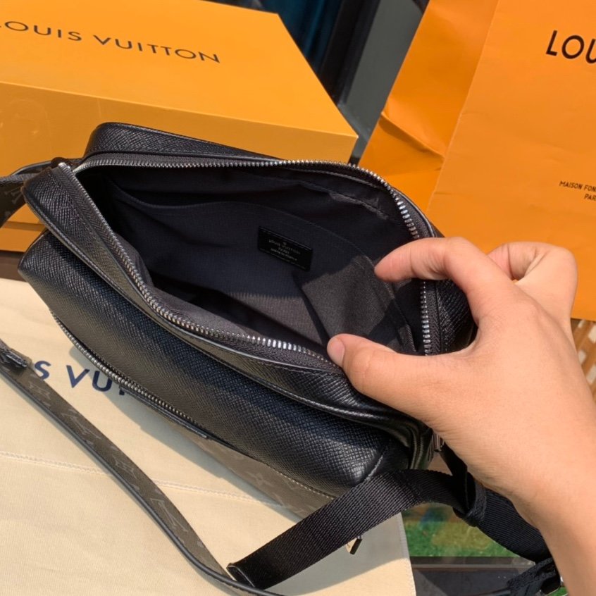 LV164351 men's bag