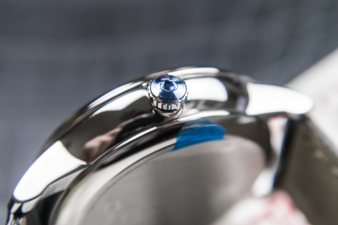 Omega Kinetic Die Fei is equipped with 2824