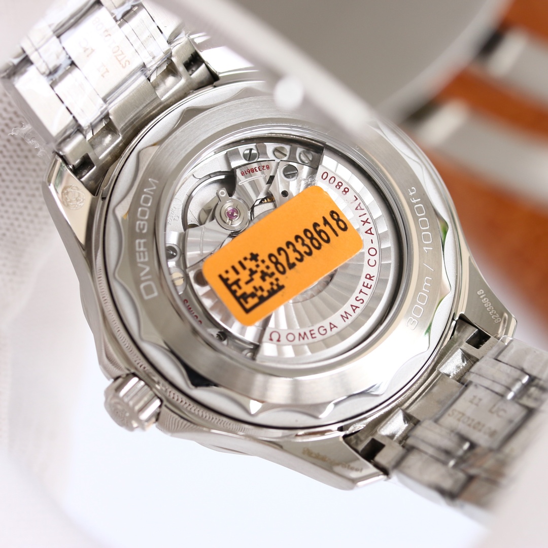 Green Seamaster uses the Double T black balance wheel 8800 movement, a 42 mm c