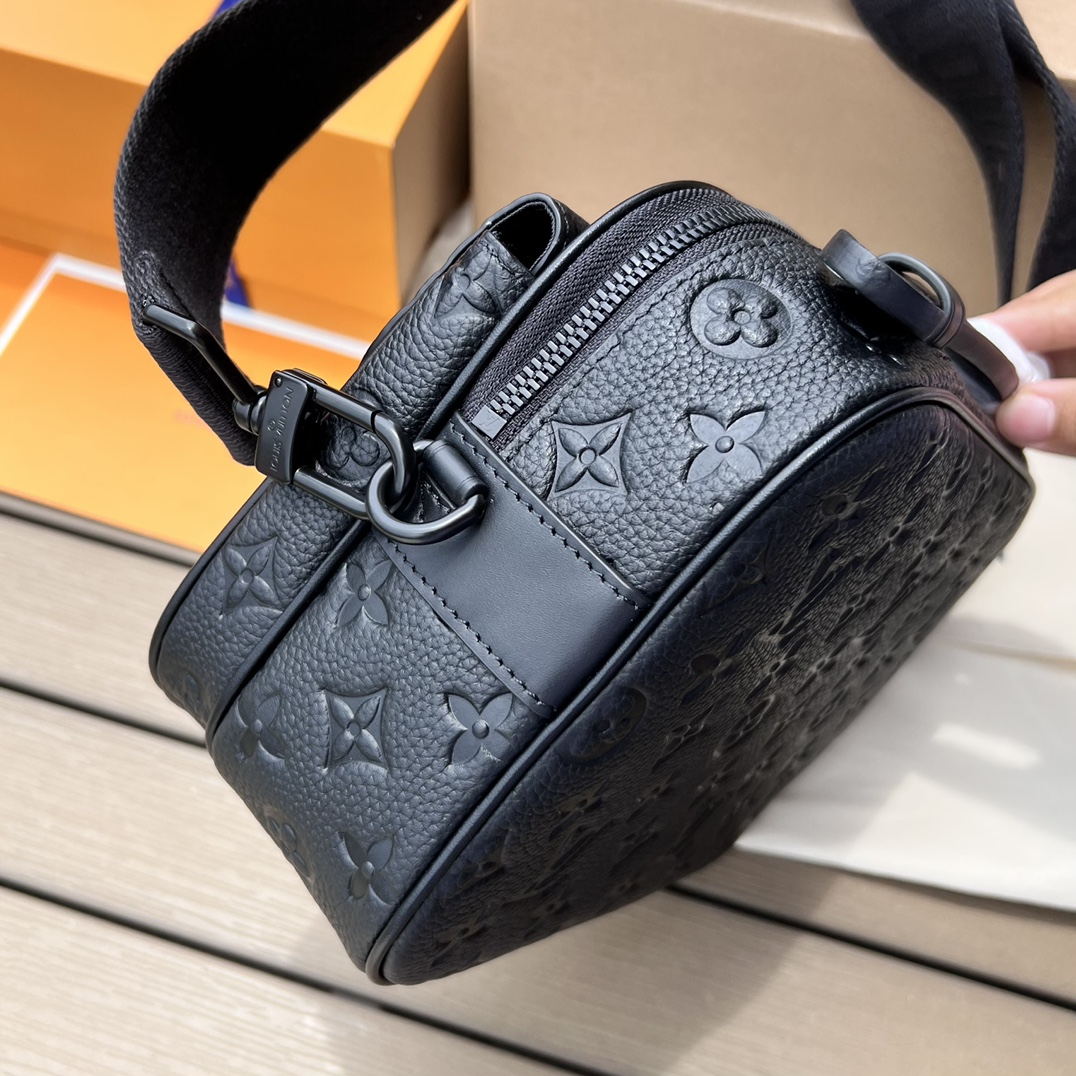 LV164447 men's bag