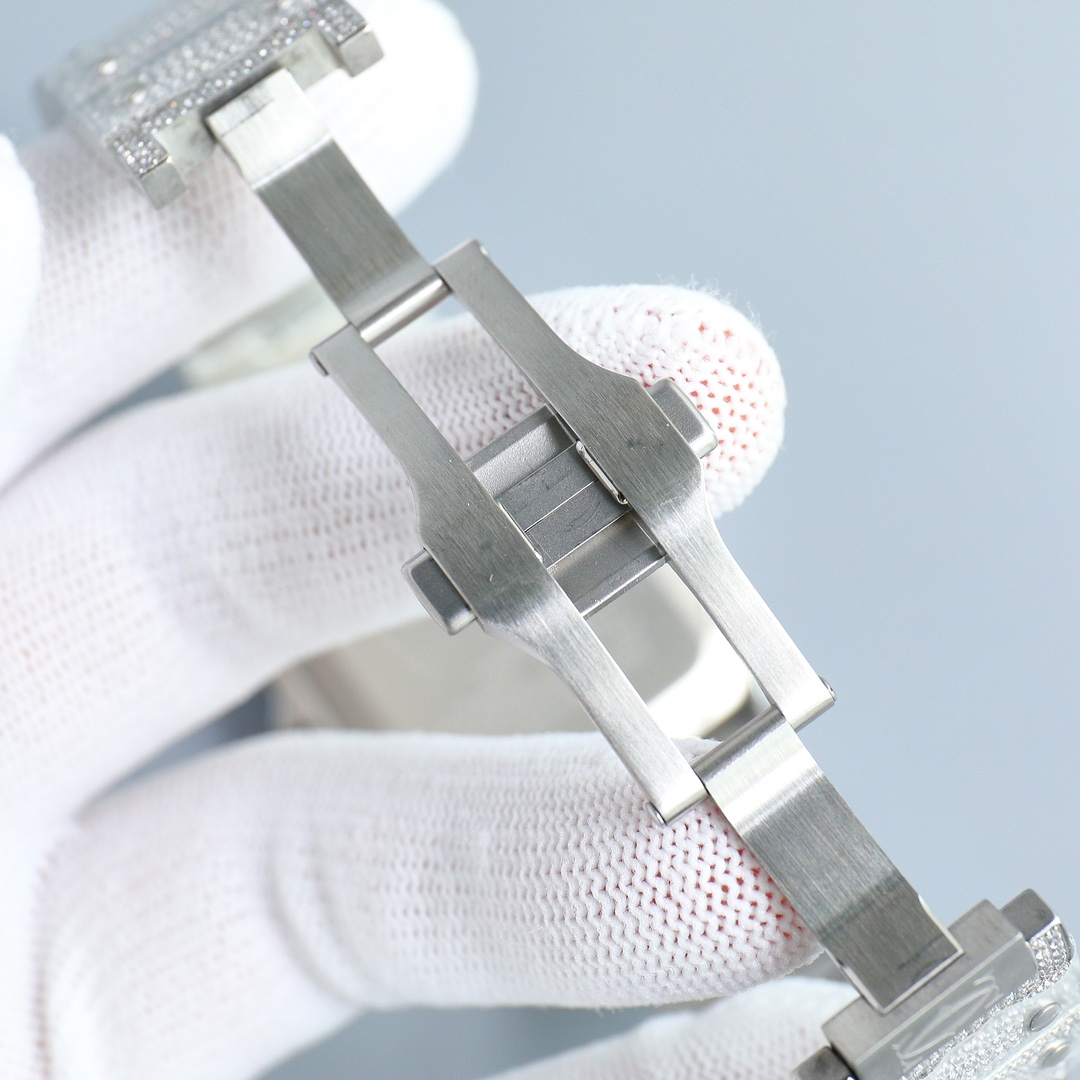 Brand: Cartier Santos series (men's watch)