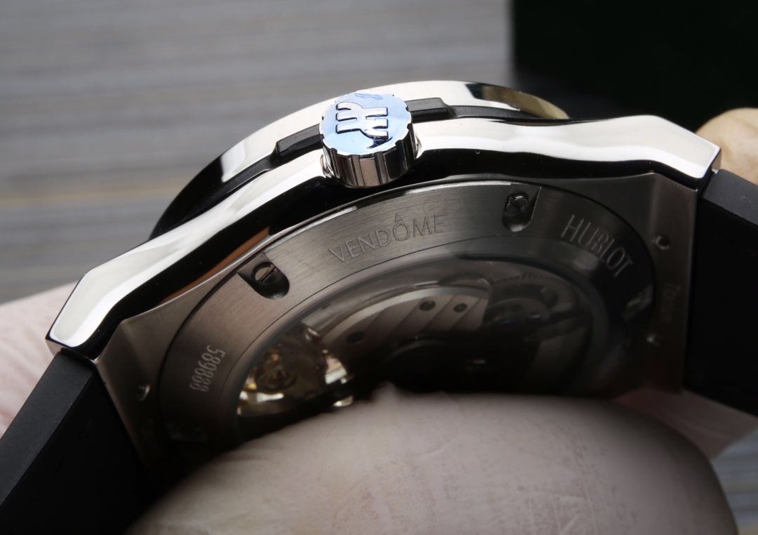 Hublot’s classic plaid case and plaid surface are even more unique