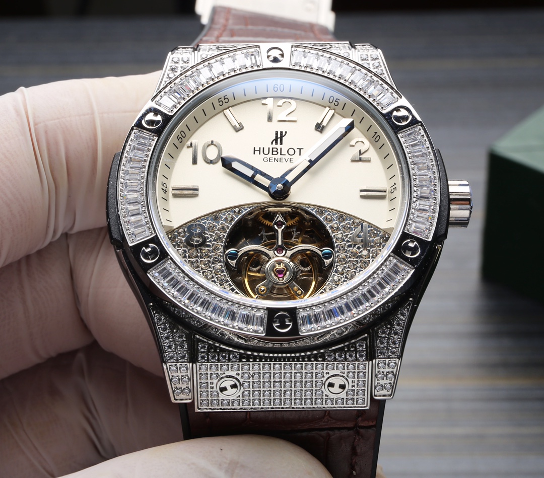 Hublot’s classic plaid case and plaid surface are even more unique