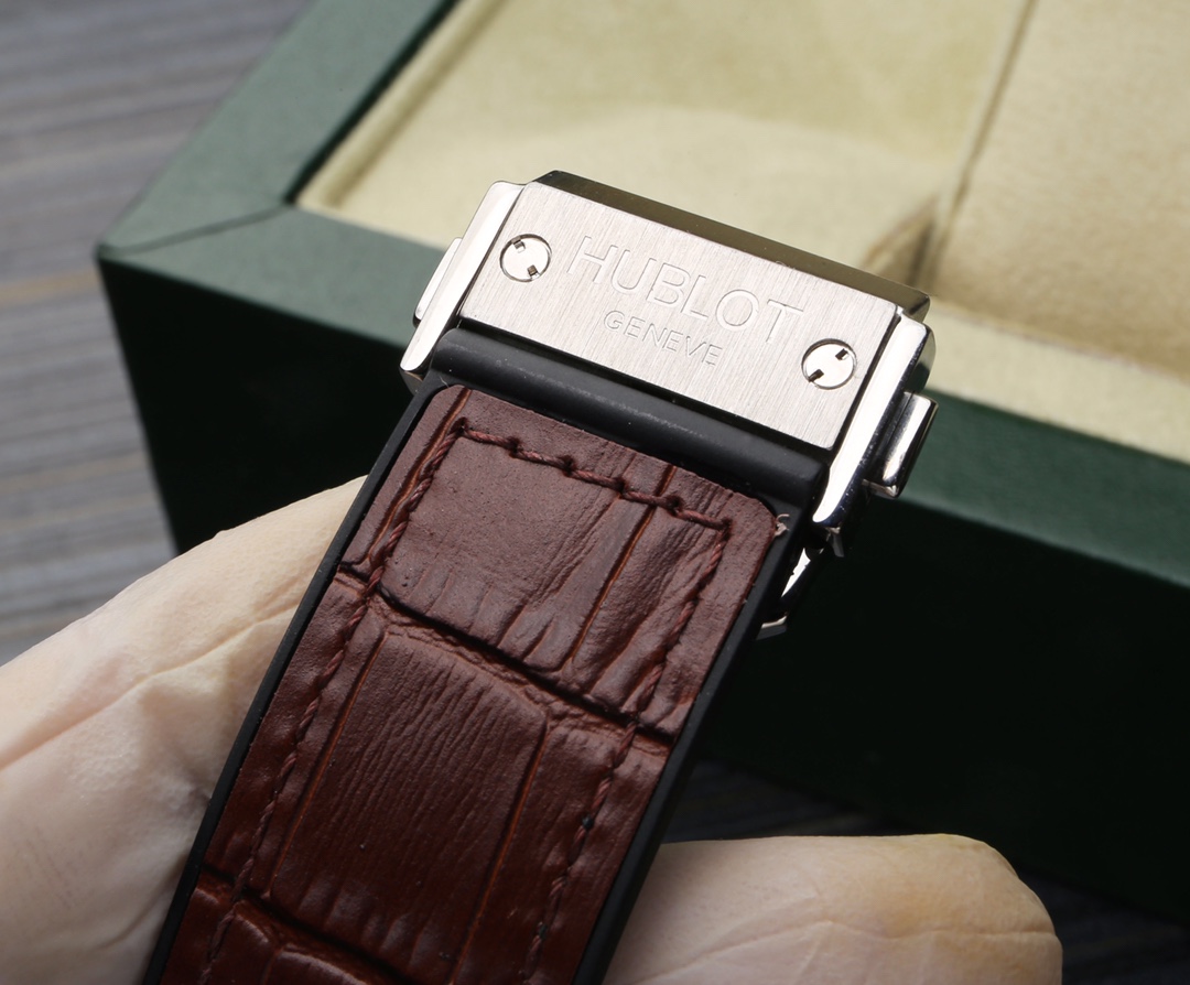 Hublot’s classic plaid case and plaid surface are even more unique