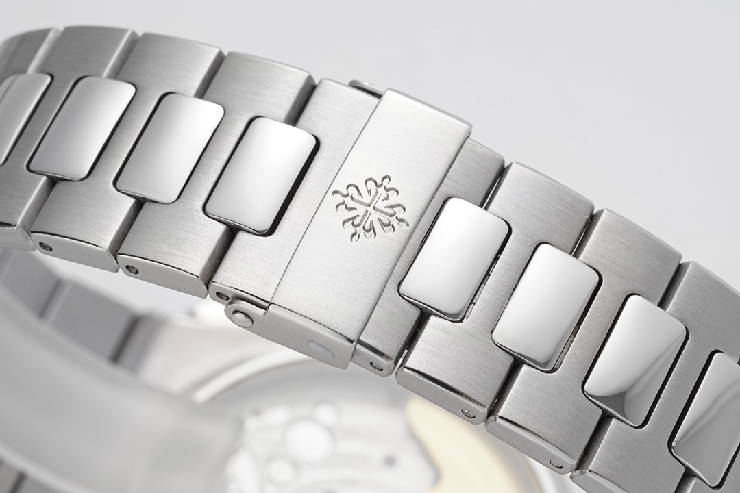 Patek Philippe Nautilus 5980/1A-014 multi-functional chronograph watch