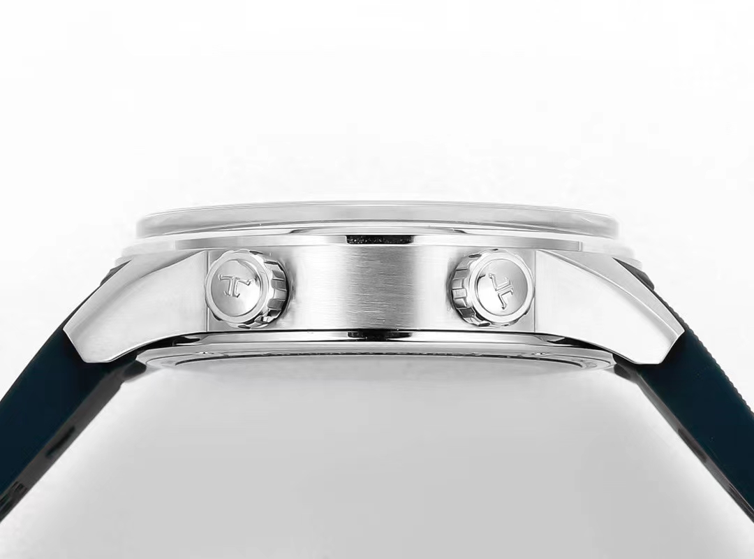 The Jaeger-LeCoultre Beichen series calendar watch