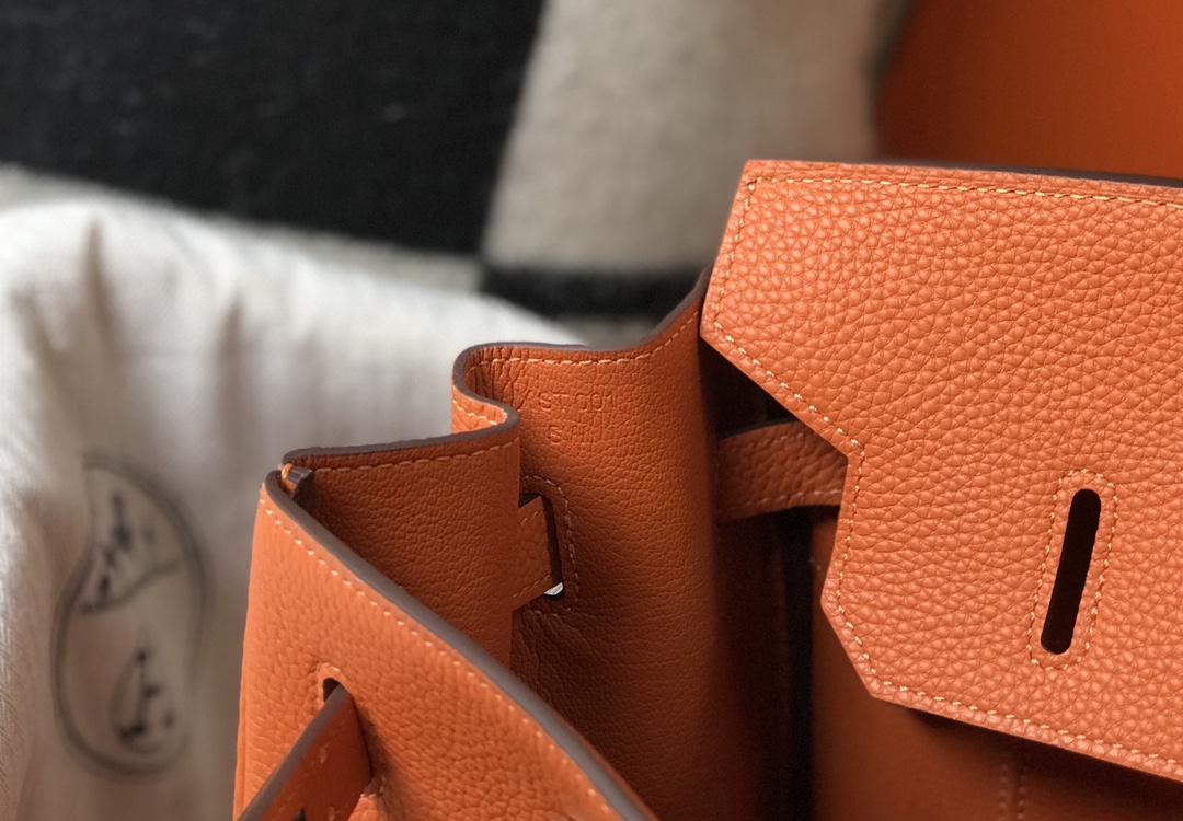 Hermès 𝑫𝒓𝒆𝒂𝒎 𝒃𝒂𝒈 ✐..Hermès Orange. (gold and silver buckle)