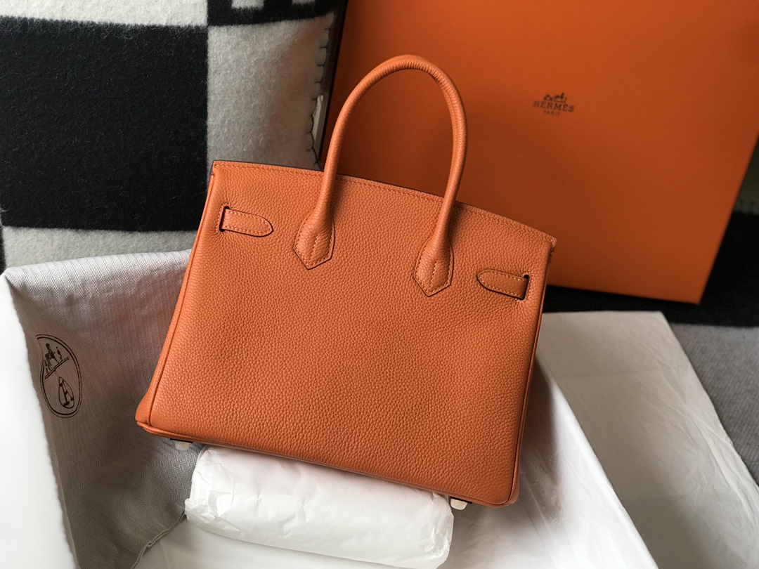 Hermès 𝑫𝒓𝒆𝒂𝒎 𝒃𝒂𝒈 ✐..Hermès Orange. (gold and silver buckle)