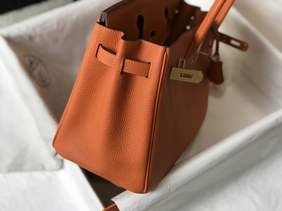 Hermès 𝑫𝒓𝒆𝒂𝒎 𝒃𝒂𝒈 ✐..Hermès Orange. (gold and silver buckle)