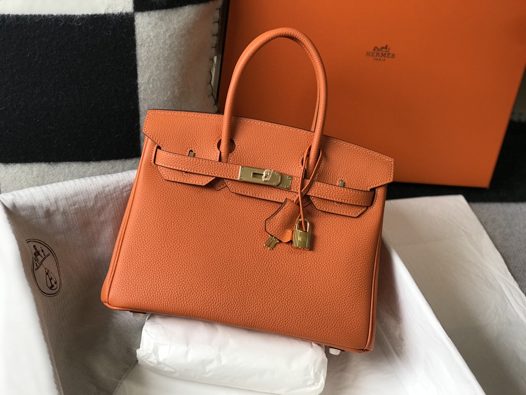 Hermès 𝑫𝒓𝒆𝒂𝒎 𝒃𝒂𝒈 ✐..Hermès Orange. (gold and silver buckle)