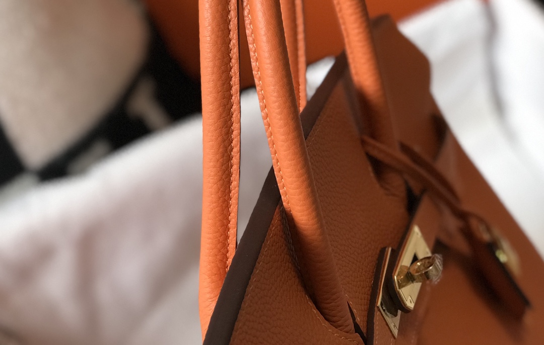 Hermès 𝑫𝒓𝒆𝒂𝒎 𝒃𝒂𝒈 ✐..Hermès Orange. (gold and silver buckle)