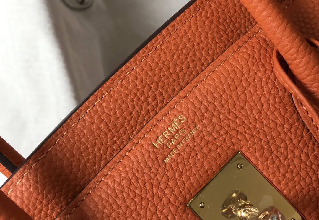 Hermès 𝑫𝒓𝒆𝒂𝒎 𝒃𝒂𝒈 ✐..Hermès Orange. (gold and silver buckle)