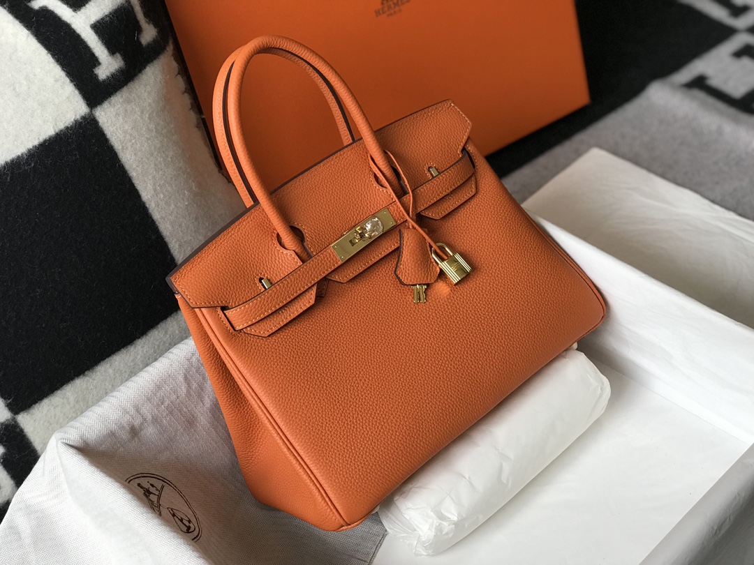 Hermès 𝑫𝒓𝒆𝒂𝒎 𝒃𝒂𝒈 ✐..Hermès Orange. (gold and silver buckle)