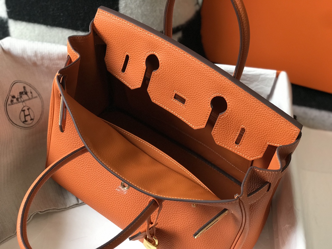 Hermès 𝑫𝒓𝒆𝒂𝒎 𝒃𝒂𝒈 ✐..Hermès Orange. (gold and silver buckle)