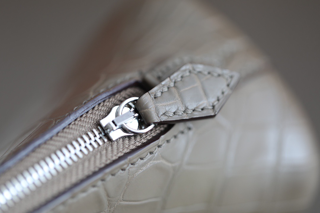 Hermès model: B0-18