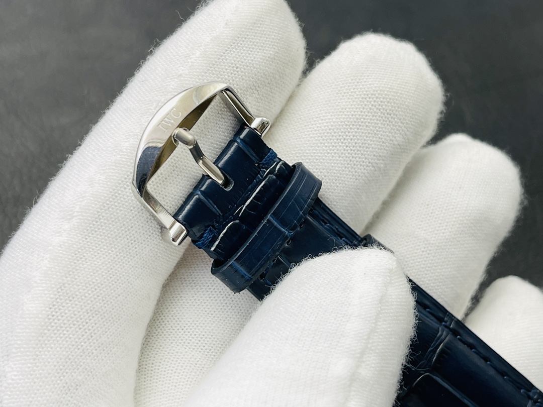 IWC kinetic moon phase expert. The new Portofino series IW516409 see-through watch.