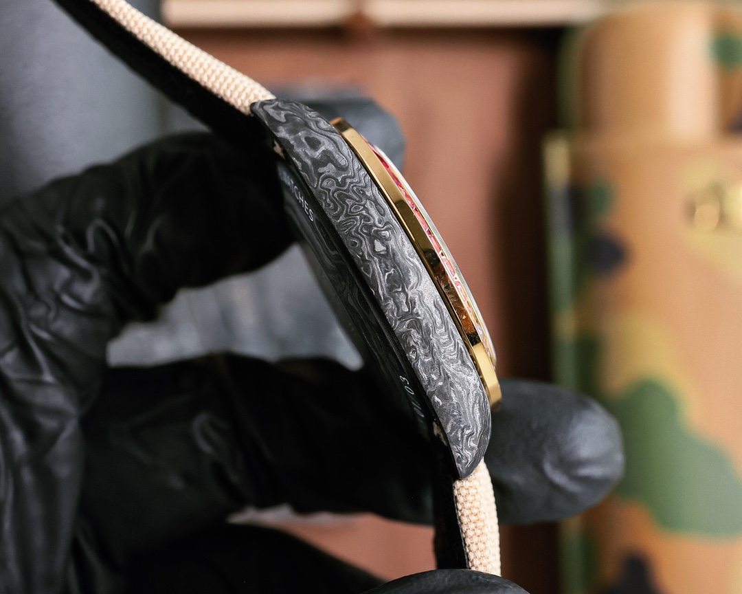 ROLEX Daytona's carbon fiber watch is not only light to wear