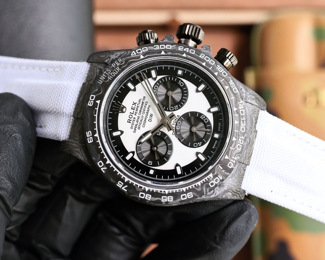 ROLEX Daytona's carbon fiber watch is not only light to wear