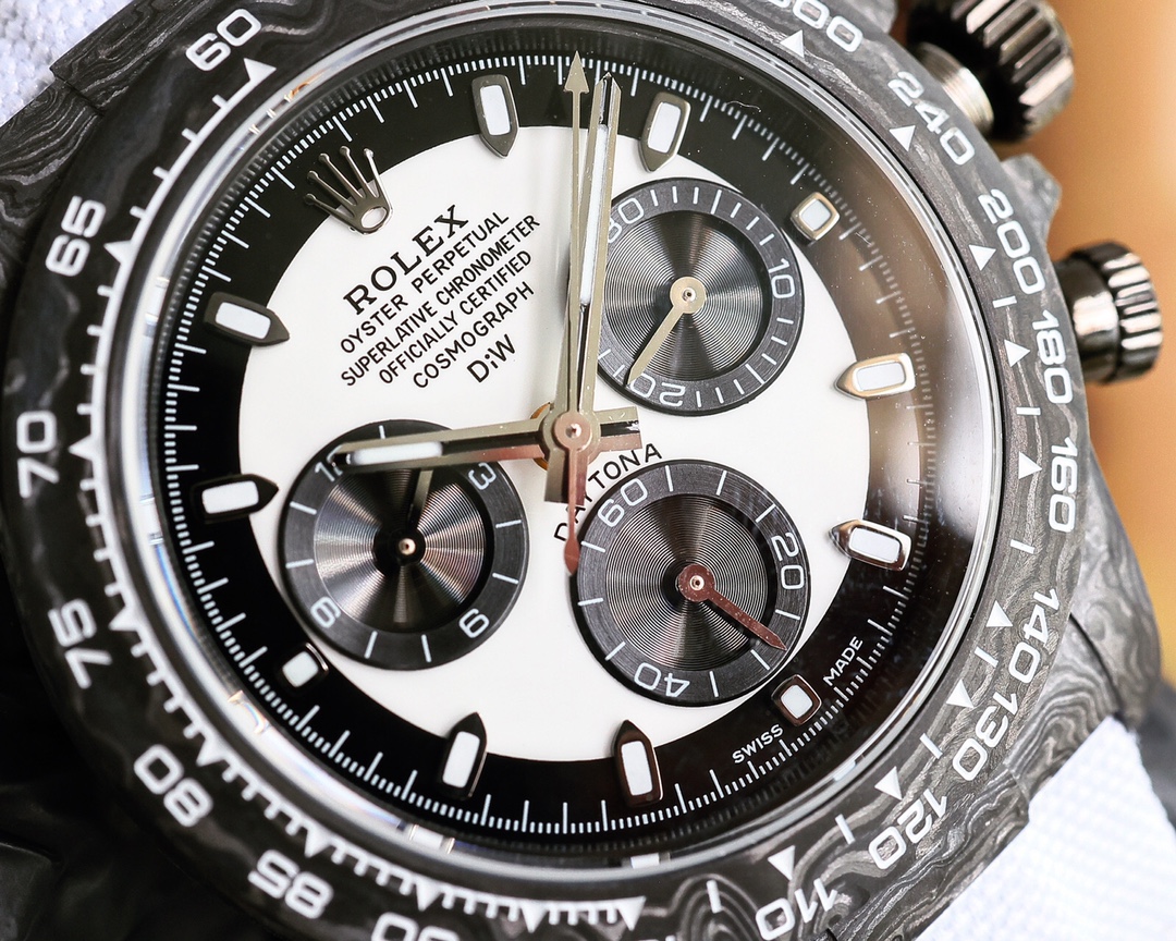 ROLEX Daytona's carbon fiber watch is not only light to wear