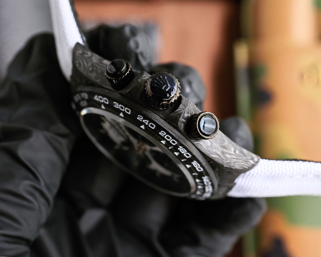 ROLEX Daytona's carbon fiber watch is not only light to wear