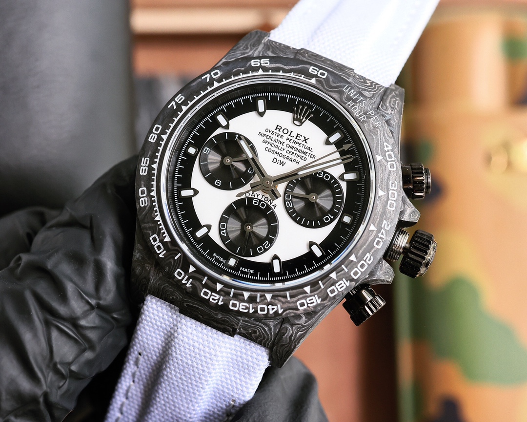 ROLEX Daytona's carbon fiber watch is not only light to wear