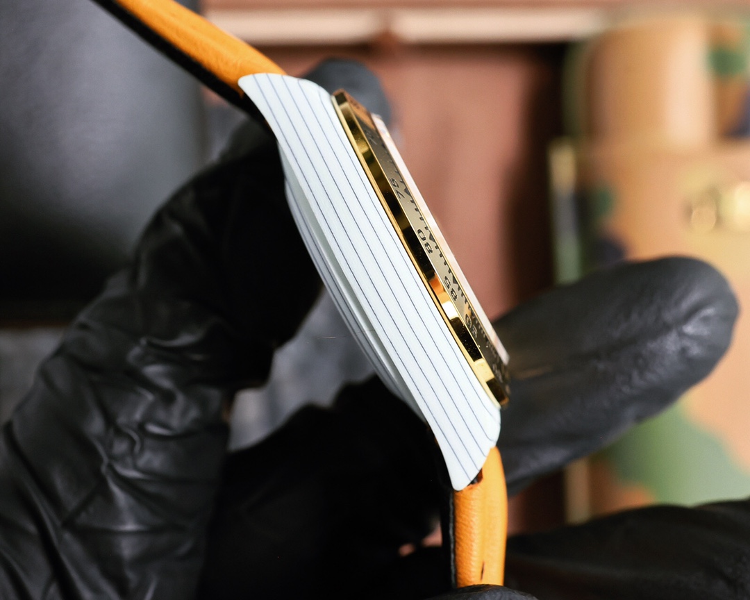 ROLEX Daytona's carbon fiber watch is not only light to wear