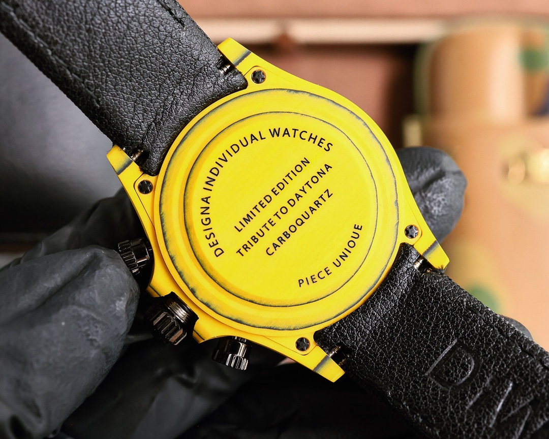 ROLEX Daytona's carbon fiber watch is not only light to wear