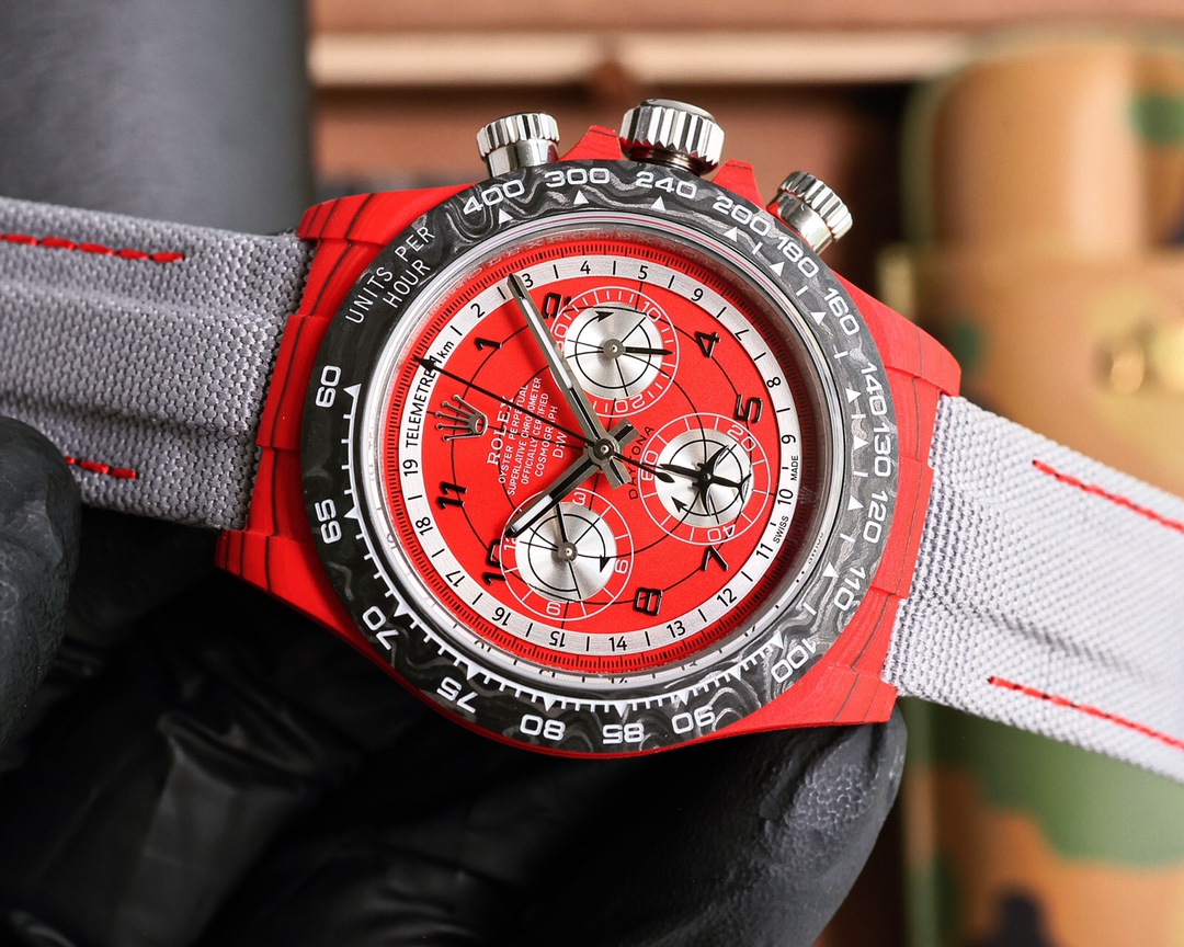 ROLEX Daytona's carbon fiber watch is not only light to wear