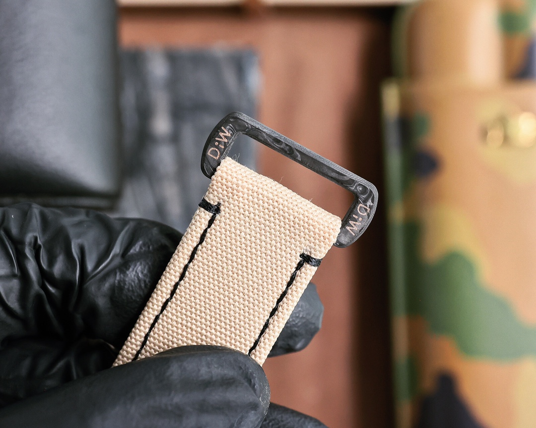 ROLEX Daytona's carbon fiber watch is not only light to wear