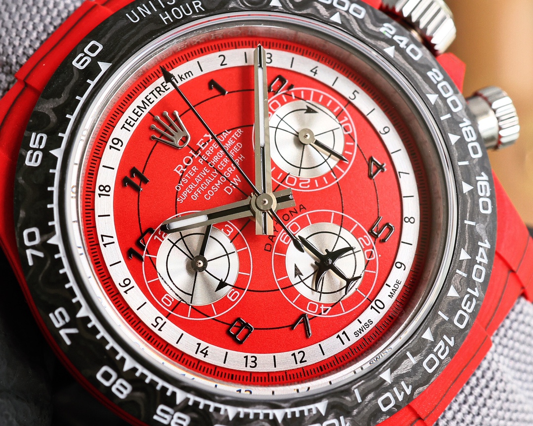 ROLEX Daytona's carbon fiber watch is not only light to wear