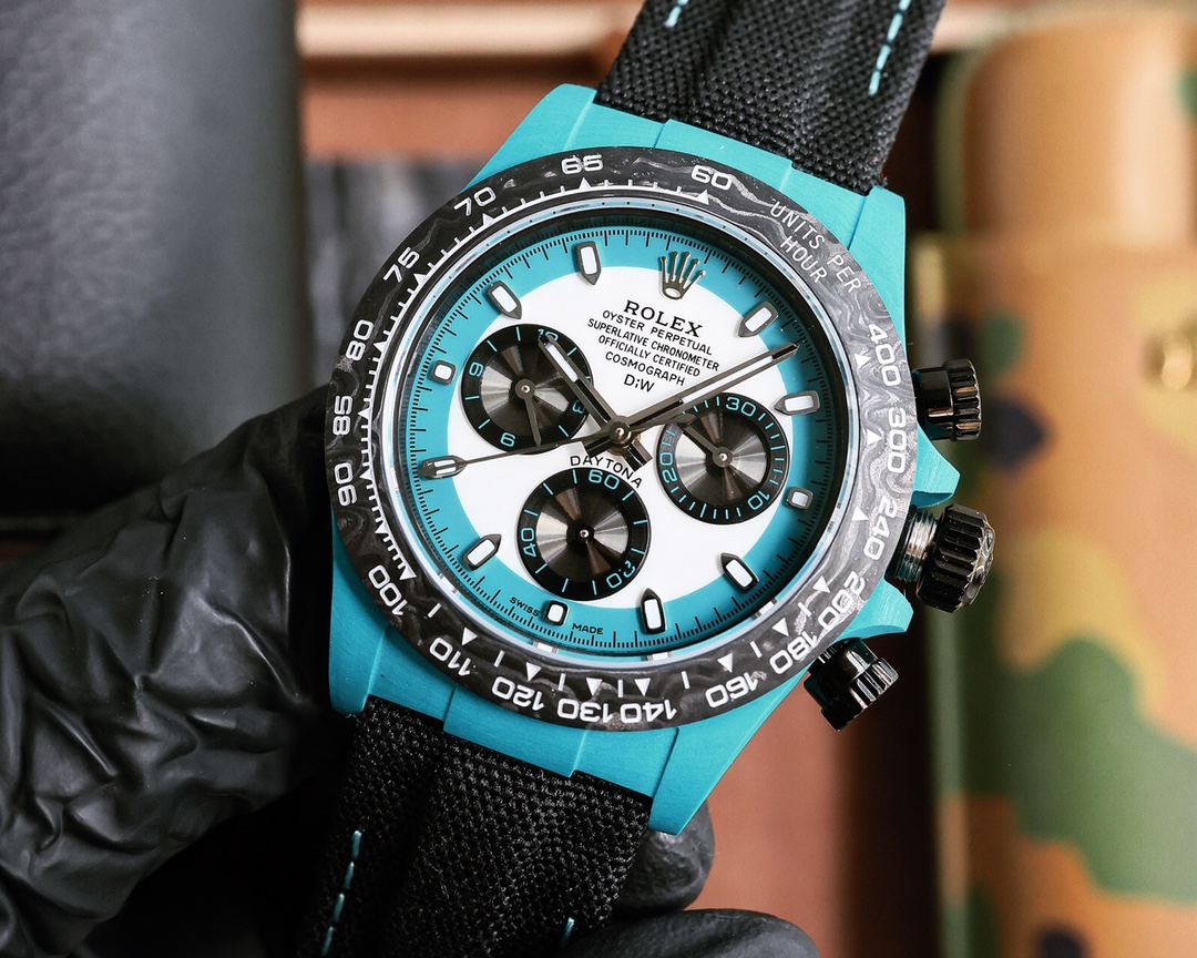 ROLEX Daytona's carbon fiber watch is not only light to wear