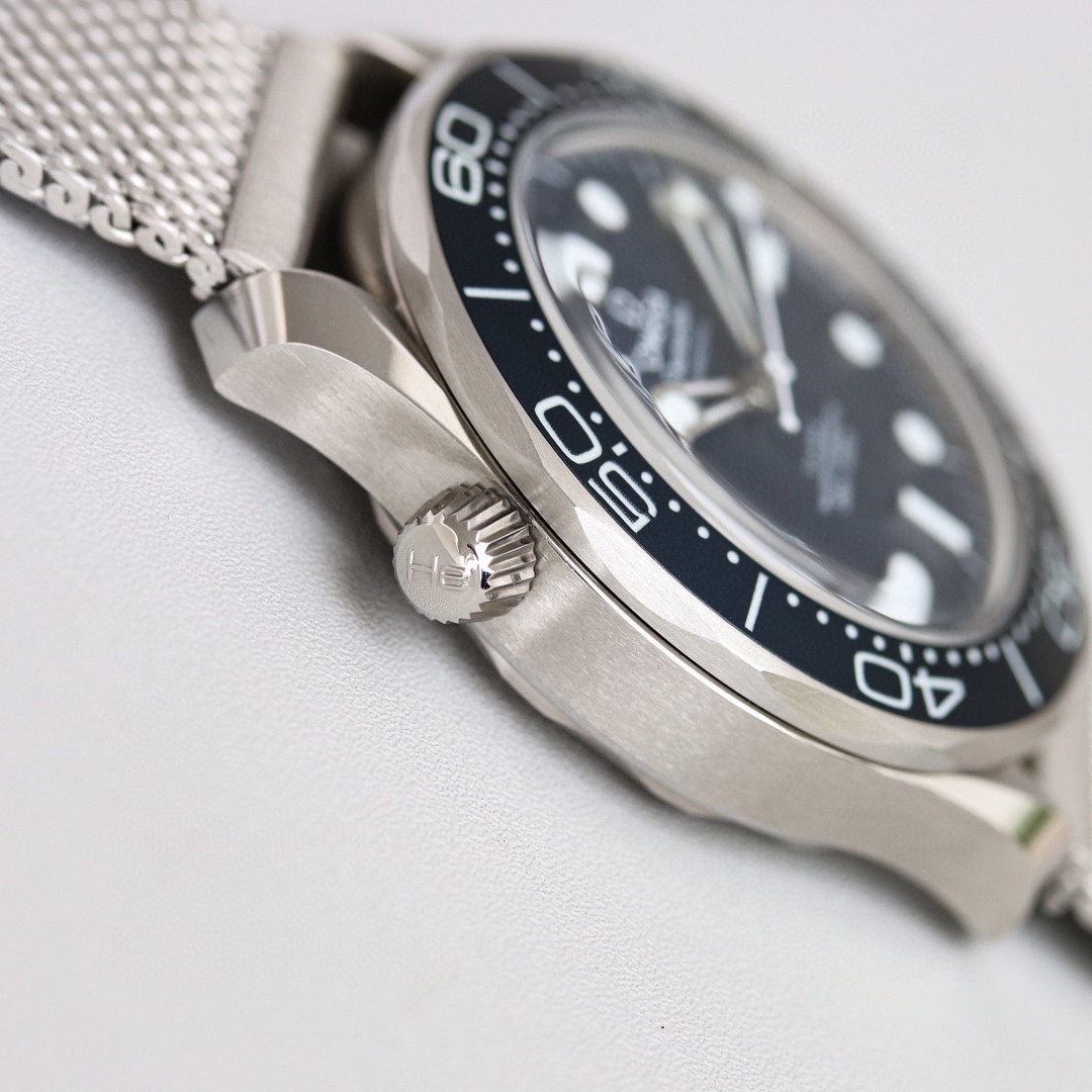 Omega Seamaster 300 Bond 007-No Time To Die launches the original mesh strap