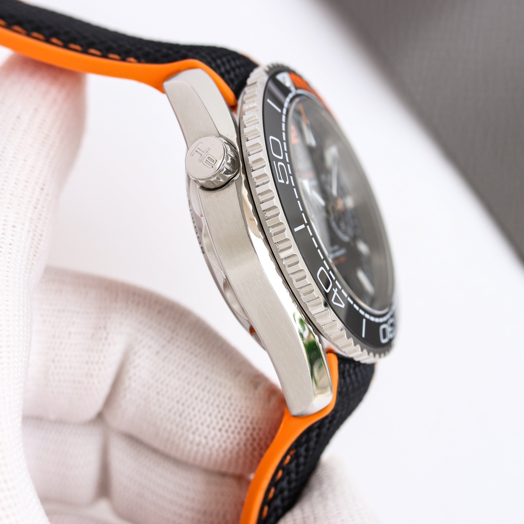 mega's new Seamaster Ocean Universe series 600m