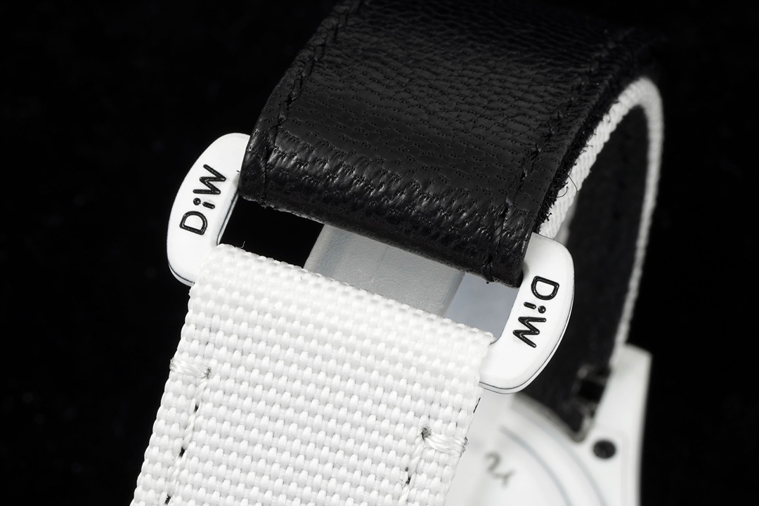 ROLEX Daytona's carbon fiber watch is not only light to wear