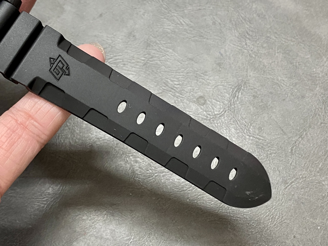 Panerai Pam2231 42mm Carbon Fiber