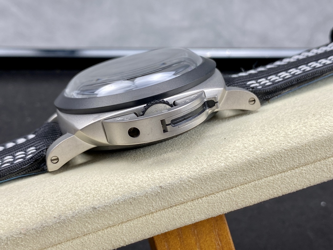 Panerai PAM 1122 thin titanium, 44mm