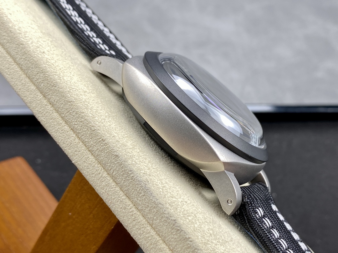 Panerai PAM 1122 thin titanium, 44mm