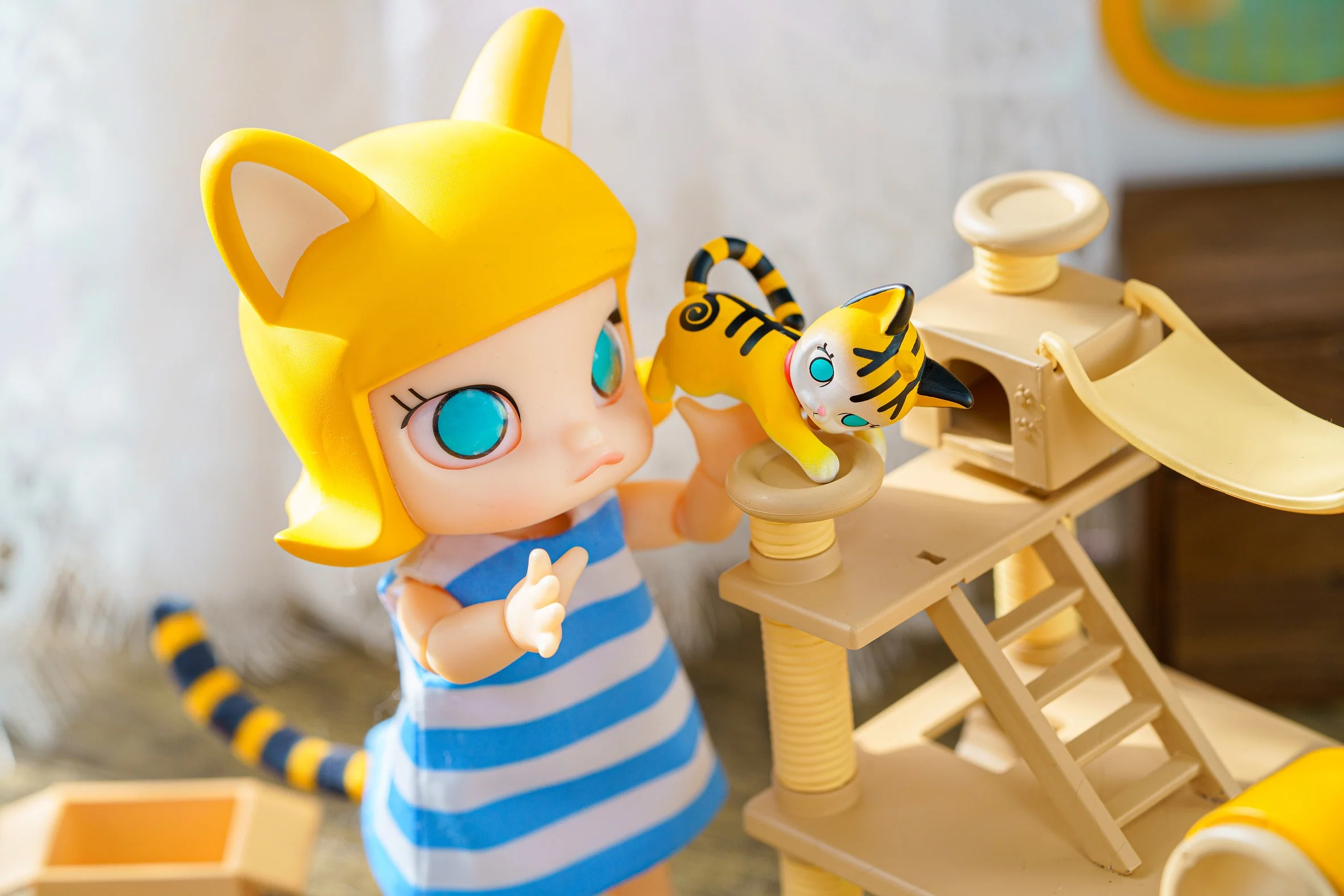 POP MART Molly Cat In The Box Action Figure