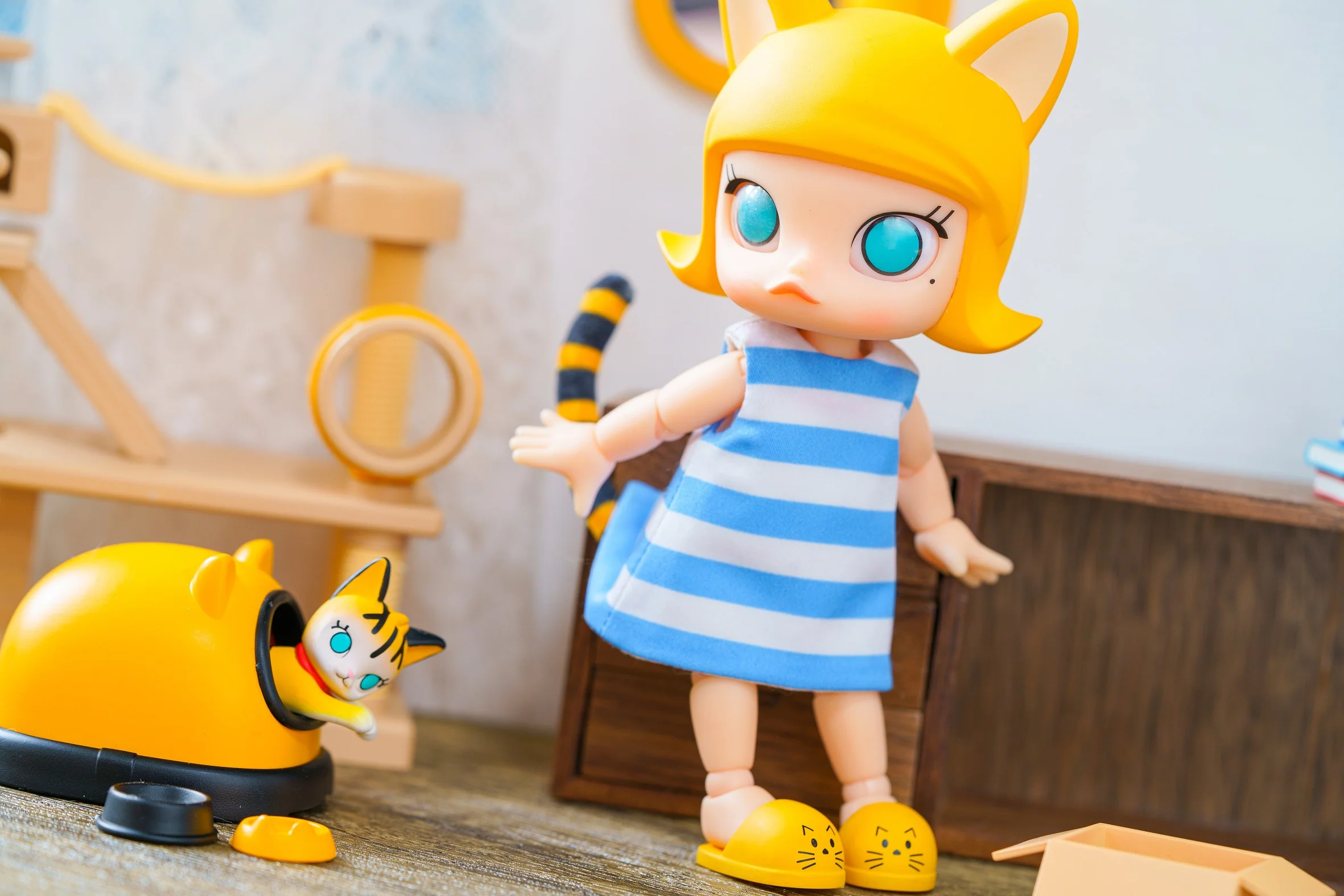 POP MART Molly Cat In The Box Action Figure
