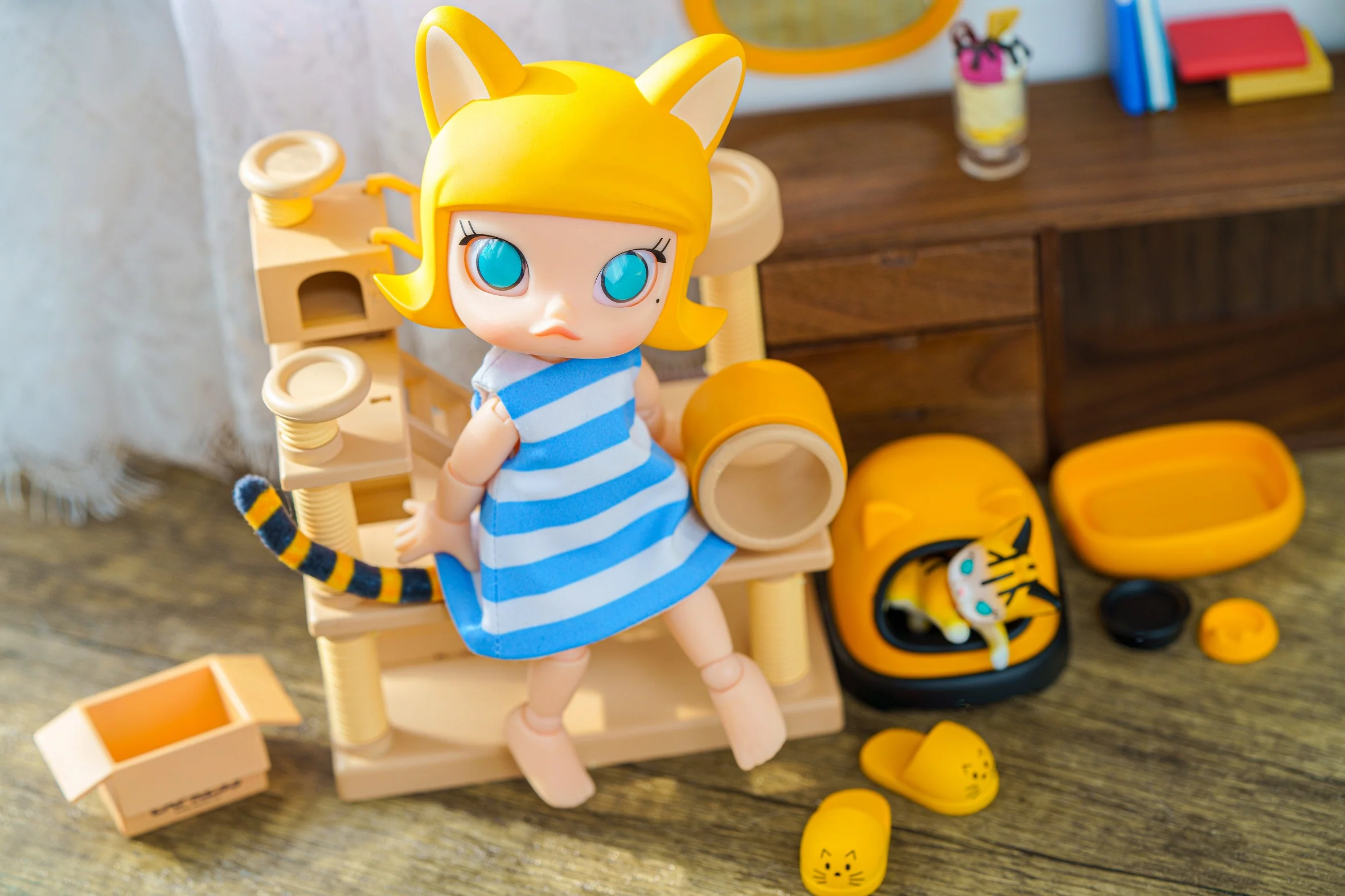 POP MART Molly Cat In The Box Action Figure