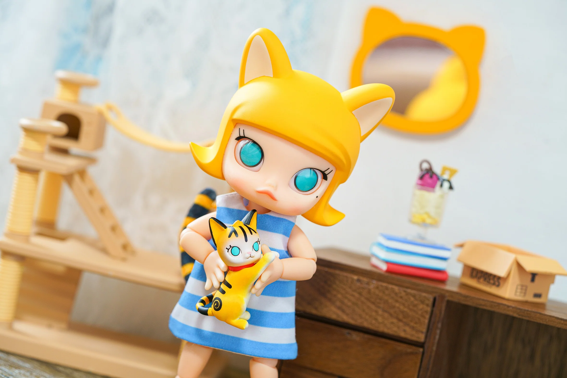 POP MART Molly Cat In The Box Action Figure