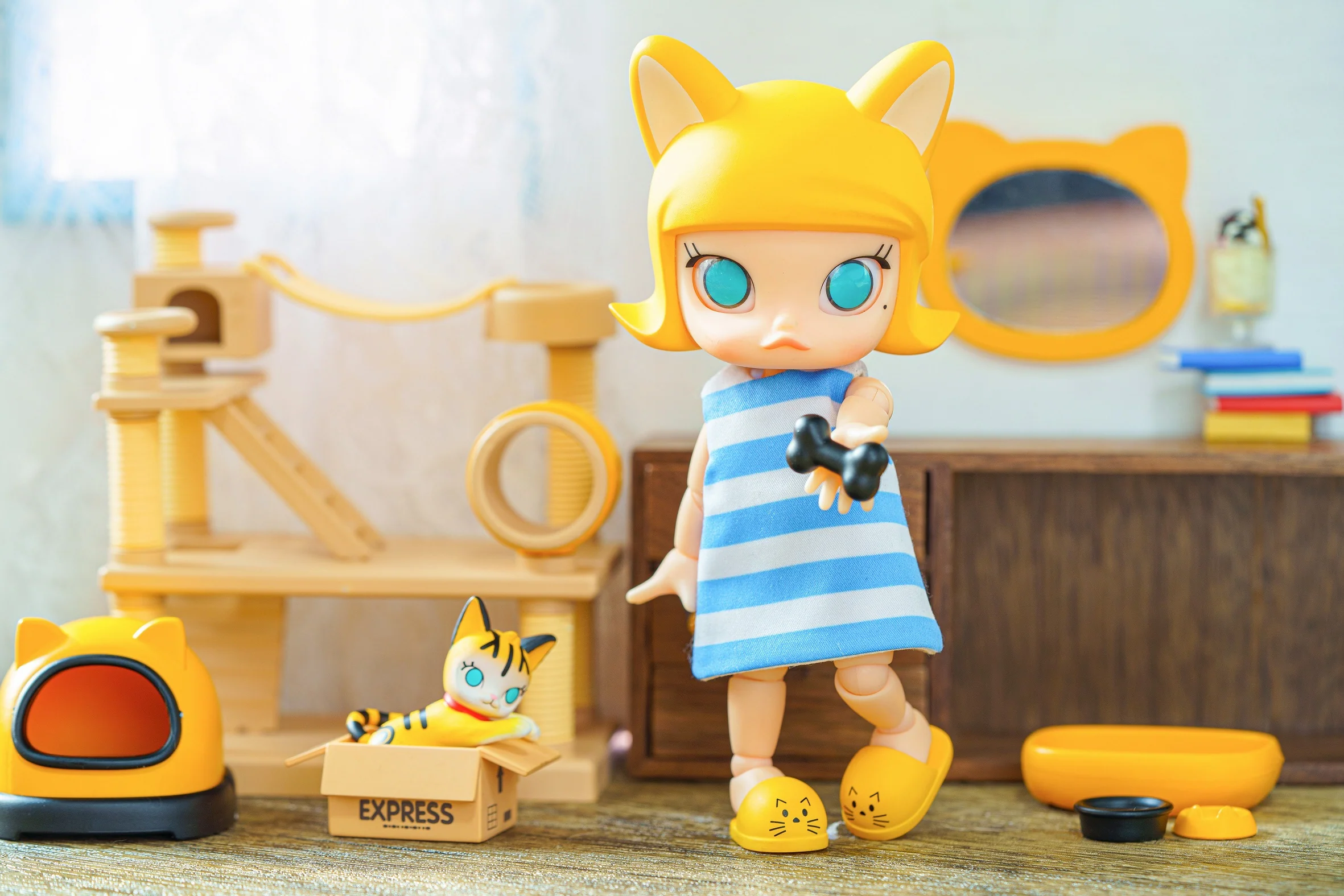 POP MART Molly Cat In The Box Action Figure