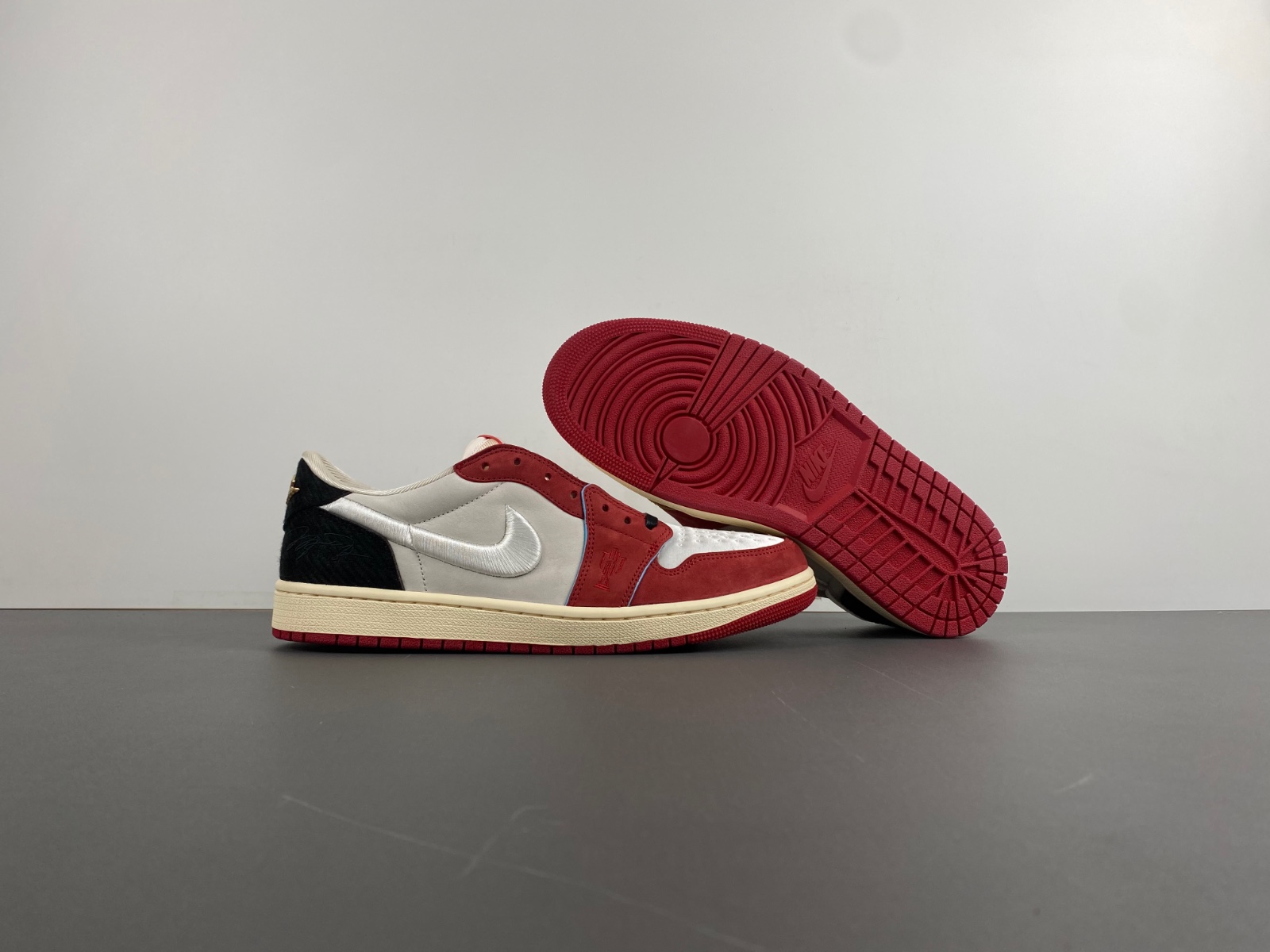 Jordan 1 Retro Low OG Trophy Room Rookie Card Home