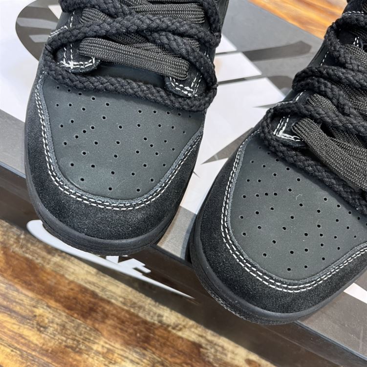 NIKE SB DUNK LOW SNEAKER – NSN010