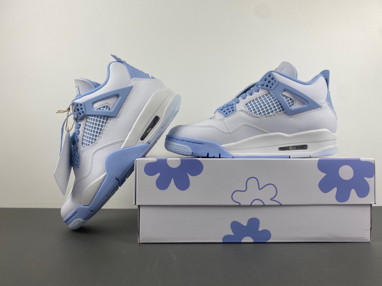 Air Jordan 4 WMNS ‘Aluminum.’