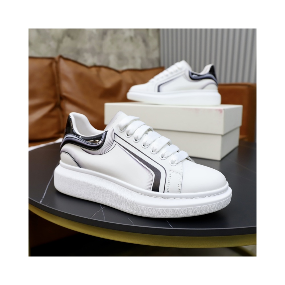 Alexander McQueen's classic star hit all-match white shoes
