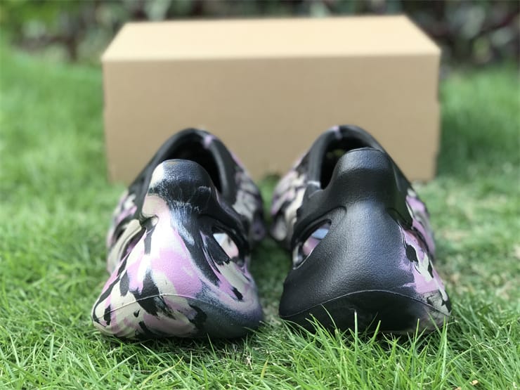 Yeezy Foam Runner”MX Carbon”