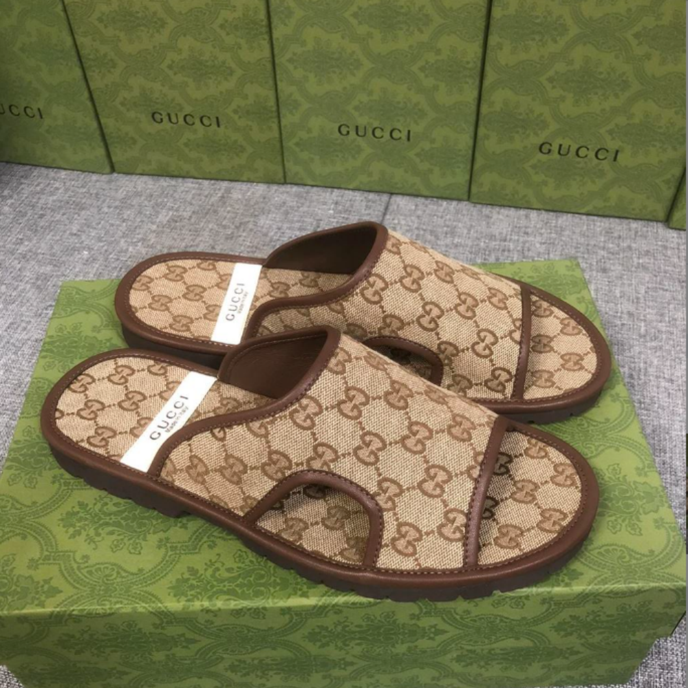 GUCCI MEN’S GG SUPREME SLIDE SANDAL – GSL036