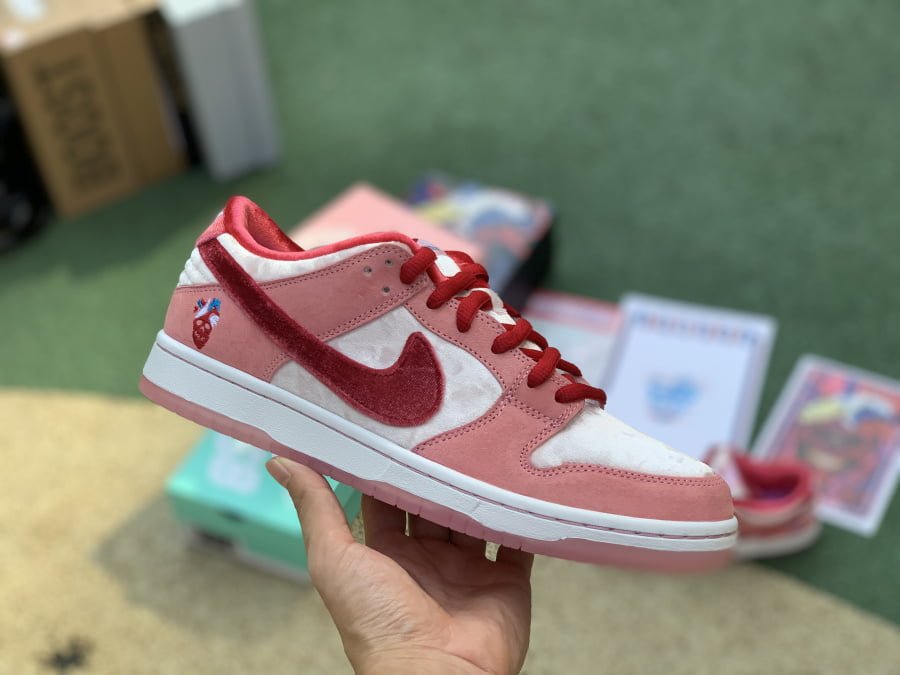 Nike SB Dunk Low StrangeLove Skateboards (Special Box)